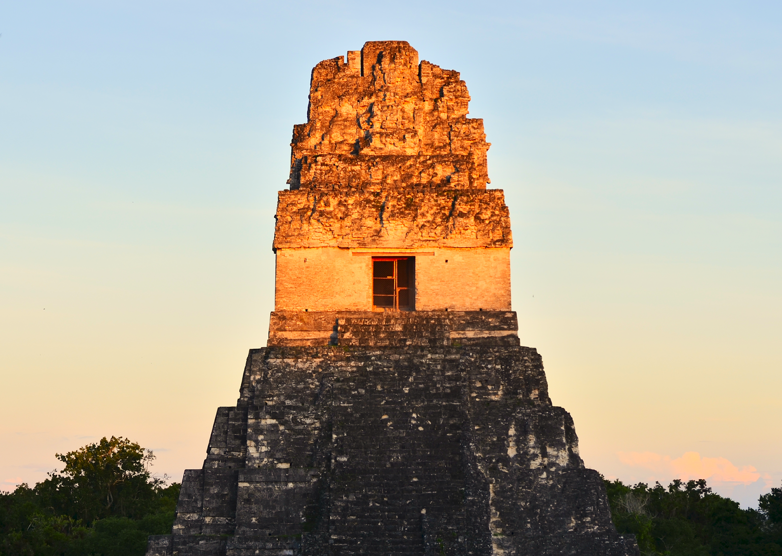Templo I de Tikal iluminado por el últimos rayos del sol